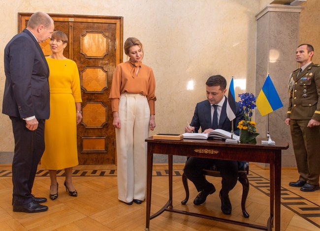 Президент Естонії подарувала Зеленському іменний велосипед 03