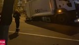 Мусоровоз провалился под асфальт в Киеве. ФОТО