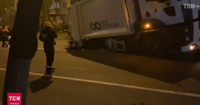 Мусоровоз провалился под асфальт в Киеве 01