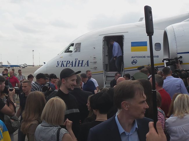 Звільнені українці прилетіли до Києва 19