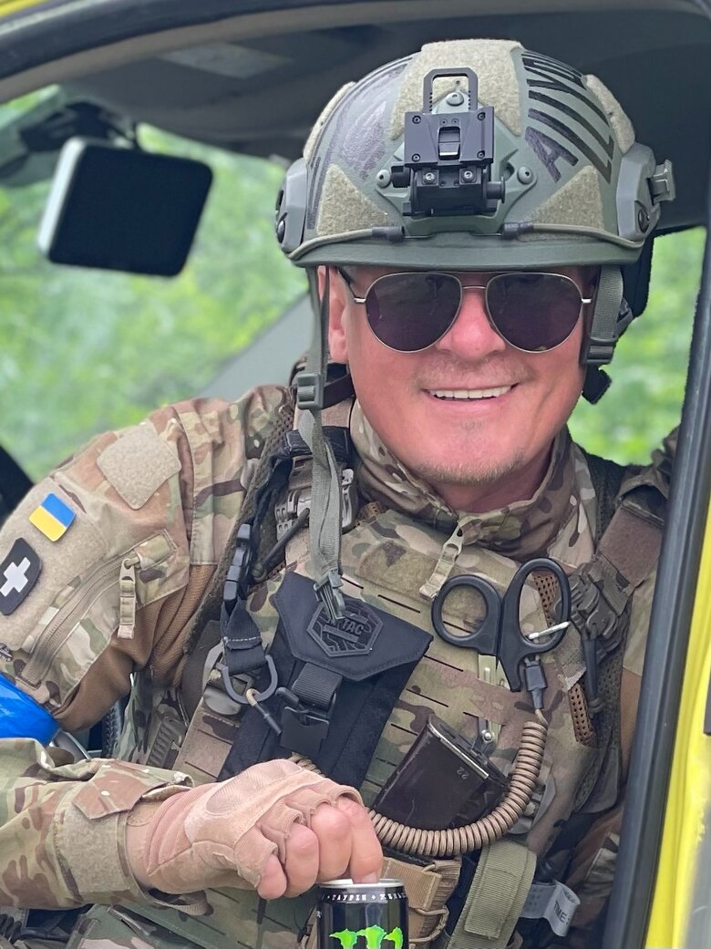 Водій-парамедик Олександр Ніколов: Приїхали на точку передачі пораненого, а вона - на цвинтарі. Замаскували авто, думаємо: ото п**дато - сусіди тихі, пташки цвірінчать. Ніщо не віщувало біди… 02