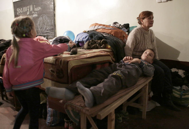 Бронежилет не дає притиснутися до землі щільніше, відчуття безпорадності: Приїхав, бл...дь, фотограф! Познімати це Дебальцеве! Отче наш..., - розповідь військового фотографа Анатолія Степанова 12