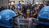 На акції проти ковід-паспортів у Римі сталися масштабні сутички, поліція застосувала водомет. ВIДЕО