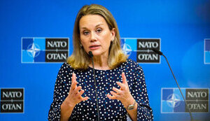 Постійна представниця США при НАТО Джуліан Сміт
