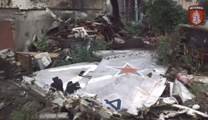 Обломки сбитого вражеского самолета Су-24М бортовой номер RF-92025, упавшего на многоэтажку в оккупированном Соледаре. ВИДЕО