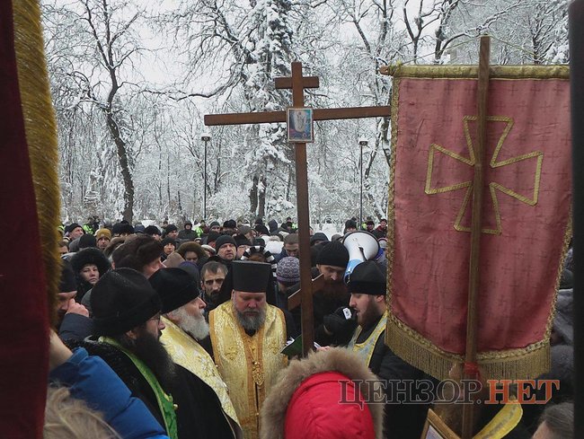 Верующие УПЦ МП пришли молиться под Раду 15