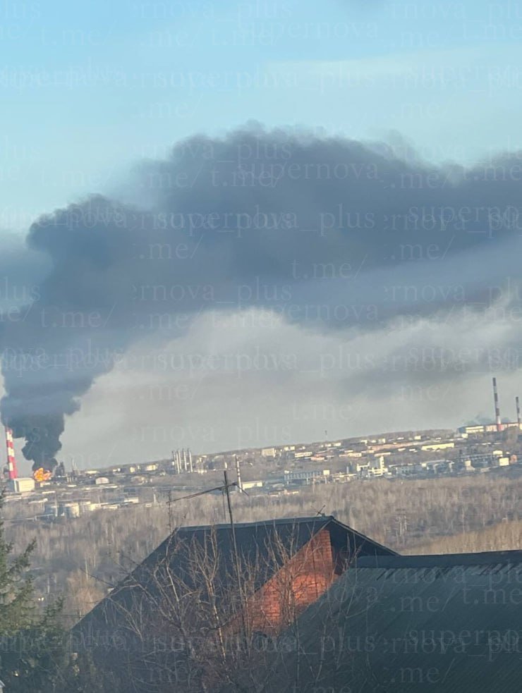 Уфа під атакою дронів: що відомо про пожежі на НПЗ і в місті