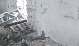 Член російської евакуаційної групи рахує тіла ліквідованих в одній з будівель на Покровщині