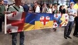 Прихильники Саакашвілі збираються в аеропорту "Бориспіль" - люди тримають банери і співають гімн. ФОТО