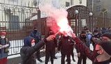 Акцию у посольства РФ в Киеве прекратили неизвестные: сорвали и сожгли плакаты, разбили таблички. ВИДЕО+ФОТОрепортаж