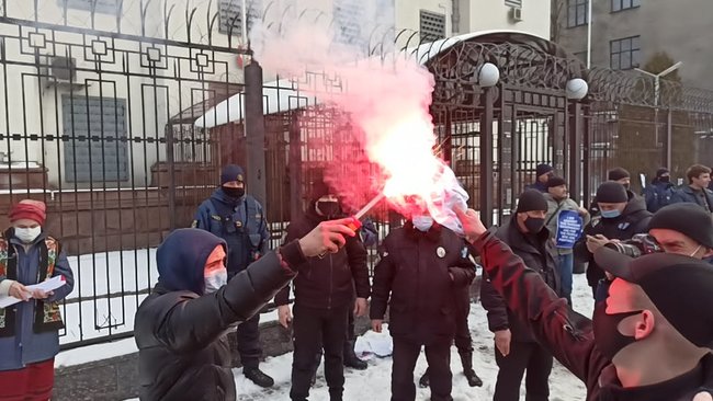 Акцию у посольства РФ в Киеве прекратили неизвестные: сорвали и сожгли плакаты, разбили таблички 08
