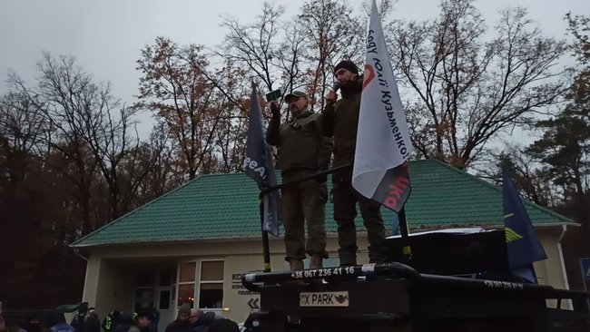 В Феофании, где лечится Зеленский, активисты провели акцию с фаерами и асфальтом 18 В Феофании, где лечится Зеленский, активисты провели акцию с фаерами и асфальтом 18