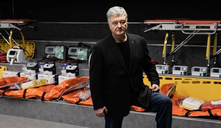 Порошенко з волонтерами купили обладнання для машин швидкої допомоги, які працюватимуть на фронті. ВІДЕО+ФОТОрепортаж