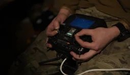 Український військовослужбовець керує дроном