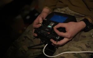 Український військовослужбовець керує дроном