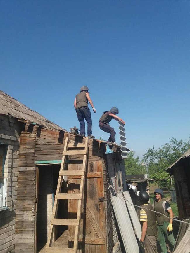 Воїни ООС допомагають жителям Авдіївки відновлювати будинки, зруйновані обстрілами найманців РФ 07