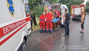 Блискавка вдарила біля водойми: постраждали люди на Волині