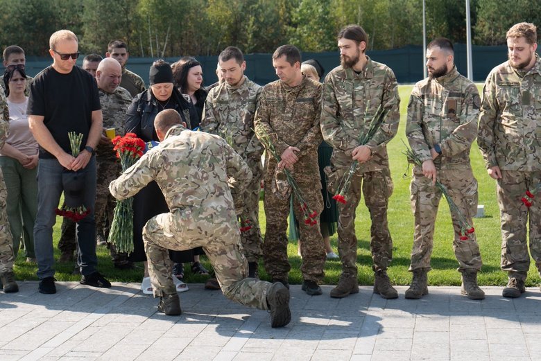 На Национальном военном мемориальном кладбище похоронили первого бойца