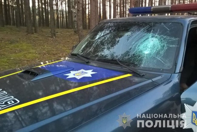 Щонайменше 200 копачів бурштину в балаклавах і з кийками пошкодили три поліцейські автомобілі на Рівненщині 03
