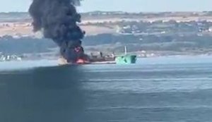 Один із моряків зафільмував палаюче судно "тіньового флоту" РФ в Азовському морі. ВIДЕО