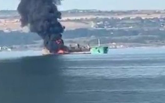 Моряки зафіксували палаюче судно "тіньового флоту" РФ в Азовському морі