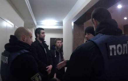 Невідомі зламали двері і погрожували розправою мешканцям квартир, переданих Генпрокуратурою Нацагентству з повернення активів 10