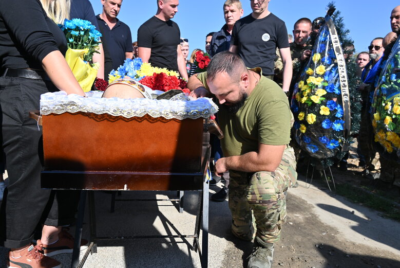 Із загиблим воїном штурмової роти 59-ї бригади Володимиром Іщенком попрощалися у Києві 15