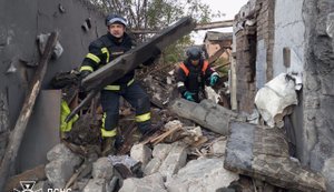 Атака РФ на Добропілля: з-під завалів будинку дістали тіло чоловіка. ФОТОрепортаж