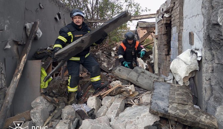 Атака РФ на Добропілля: з-під завалів будинку дістали тіло чоловіка. ФОТОрепортаж