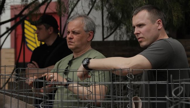 Вакарчук встретил 46-й день рождения в кругу воинов 58-й бригады в зоне ООС и посвятил первую песню погибшему от пули снайпера Павлу Колеснику 02