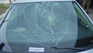 У Кропивницькому чоловіку, який провіз військового ТЦК на капоті авто, повідомлено про підозру