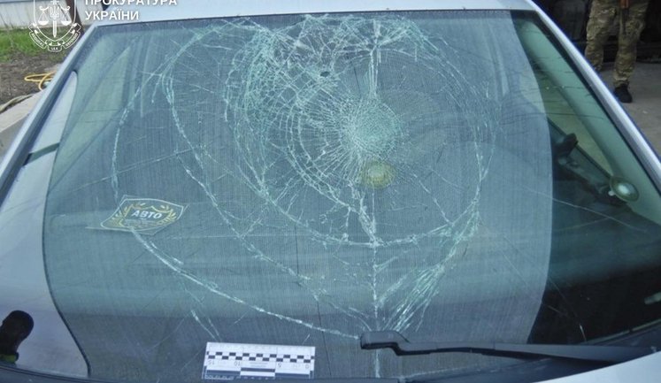 У Кропивницькому чоловіку, який провіз військового ТЦК на капоті авто, повідомлено про підозру