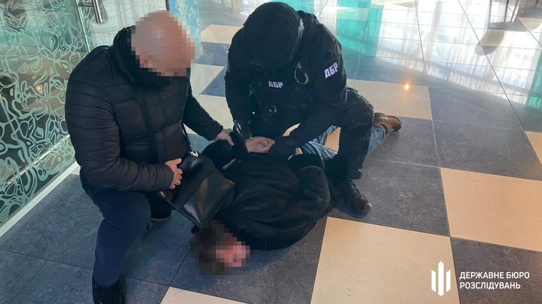 Двое харьковских адвокатов за $15 тыс. обещали мужчине трудоустроить его в ГБР: теперь им светит до 8 лет тюрьмы 03