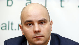 Оппозиционера Пивоварова сняли с самолета в России