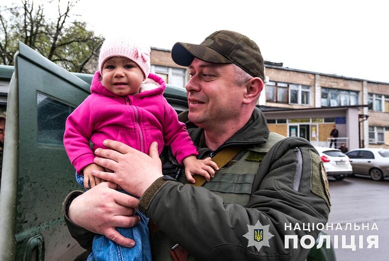 Пять детей с родителями эвакуировали из Красногоровки 01