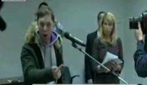 Скандал на прес-конференції Тимошенко: "Заспокойте свого прислужника! Приберіть руки! Ви повинні відповідати за свої слова! Ви зараз брешете!". ВIДЕО