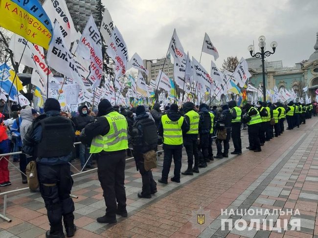 Массовые акции в центре Киева: правоохранители усилили меры безопасности в правительственном квартале 01