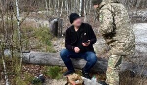 Заблудился в болотах приграничья и обморозил ноги: Пограничники спасли нарушителя. ВИДЕО+ФОТО