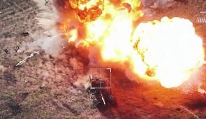 Уничтожение российской колонны из четырех бронемашин во время попытки механизированного штурма. ВИДЕО