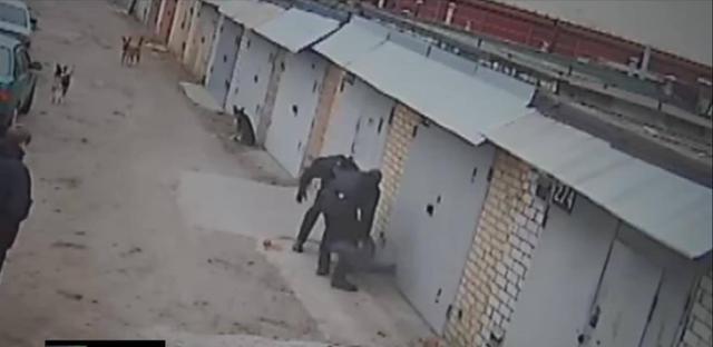 Двое патрульных, избившие мужчину в столице, пойдут под суд 01