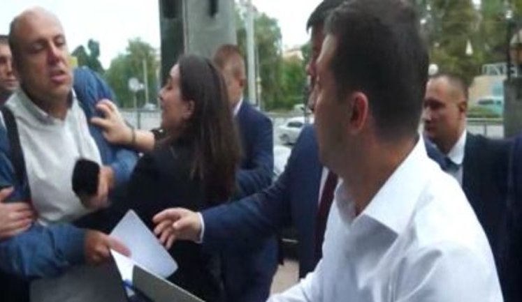 Речниця президента Мендель фізично завадила журналісту Андрушку поставити запитання Зеленському. ВІДЕО+ФОТО