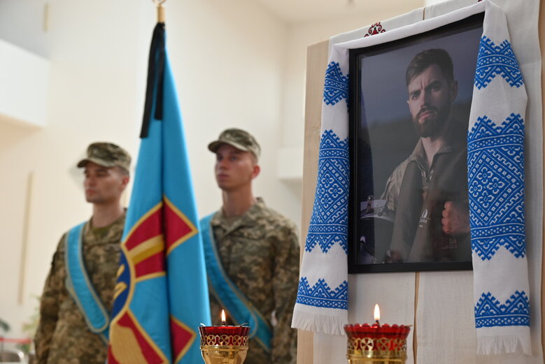 Із відомим льотчиком Андрієм Пільщиковим (Juice), який загинув в авіатрощі на Житомирщині, попрощалися у Києві 04