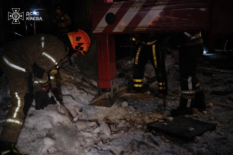 Нічна атака РФ на Київ: поранені, пожежі та руйнування у п’яти районах