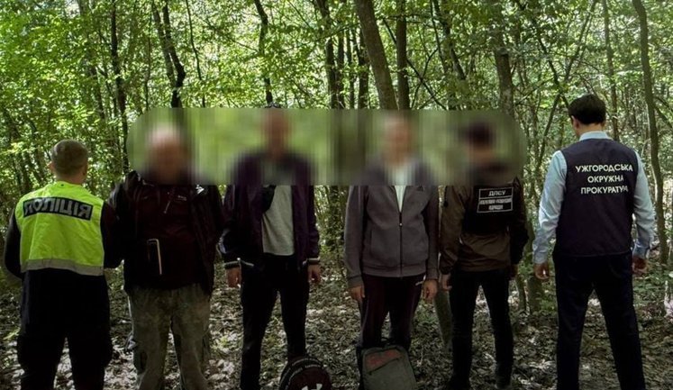 Із жетонами "міжнародної поліції" і за $26 500: на кордоні зі Словаччиною затримали переправників. ФОТОрепортаж