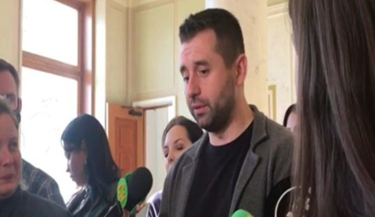 Разумков не є членом фракції "Слуга народу". Інакше він два роки порушував регламент, - Арахамія. ВIДЕО