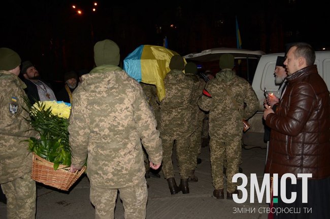 С погибшим на Донбассе воином Максимом Хитайловым попрощались в Полтаве 03