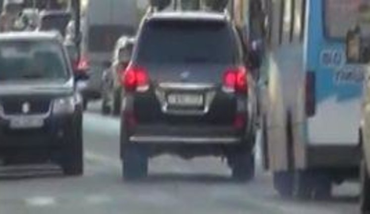 Губернатору Присяжнюку правила не писаны - езда по встречке и на красный свет. ВИДЕО