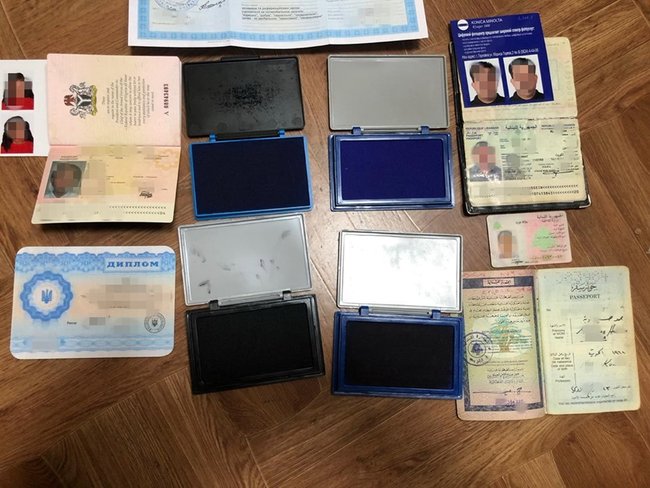 На Львовщине задержана группа, занимавшаяся изготовлением фальшивых документов для нелегальных мигрантов, - СБУ 01