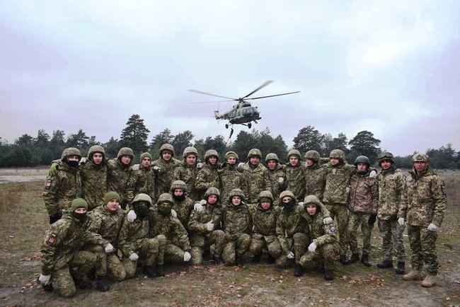 Військовослужбовці 25-ї ОПДБр відпрацювали безпарашутне десантування з вертольота 04