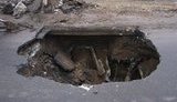На Донеччине на проезжей части на 1,5 метра провалилась дорога. Водитель чудом не пострадал. ФОТО